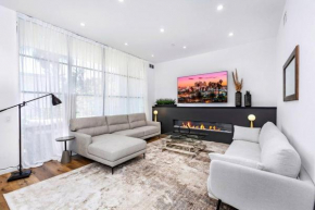 Spacious 4BR Townhouse with Free Parking and Rooftop